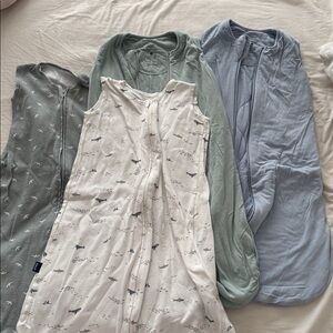 Lot of 4 Halo sleep sacks wearable blankets TOG 1.5 and 0.5 Small 0-6 month